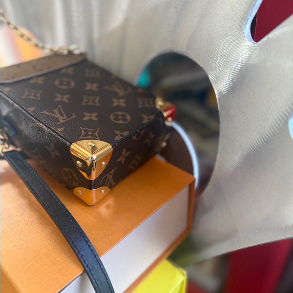 Louis Vuitton camera box. Worn once. ORIGINAL BOX AND BAG - Picture 8 of 11